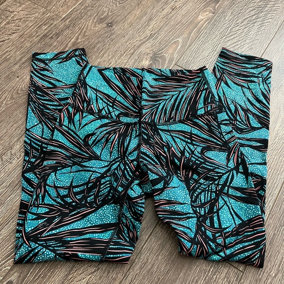 NWOT LULULEMON LEGGINGS - Picture 2 of 2